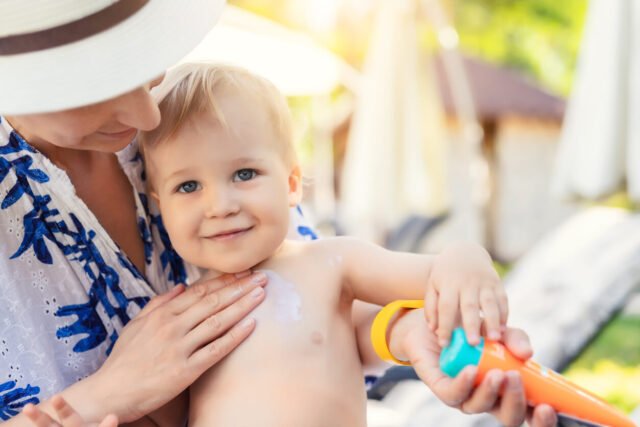 Consejos para proteger la piel de un bebé del sol.