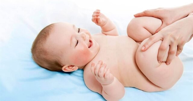 ejercicios que ayudan al bebé a hacer caca 